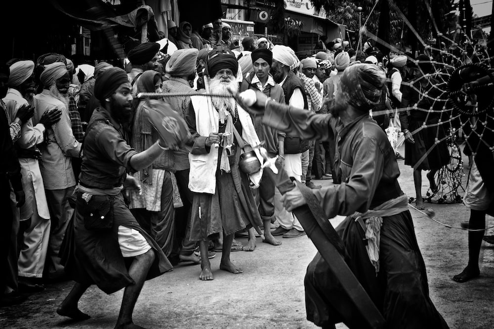 Foto di due Nihang in un finto combattimento