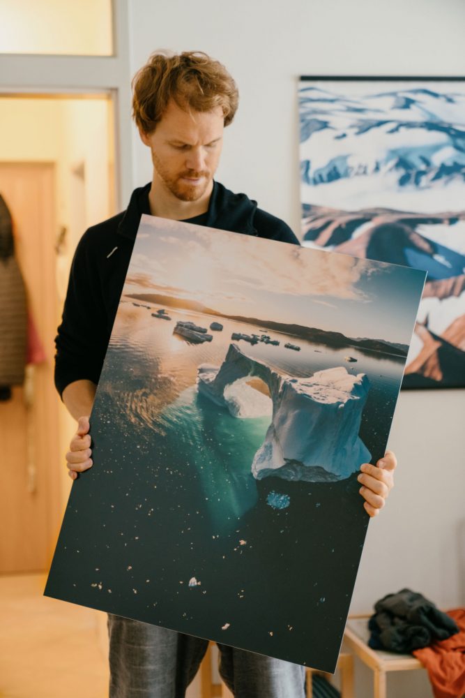 Roman Königshofer mit seinem Alu Dibond Fine Art Print 'Eisberg Bogen in Südgrönland'