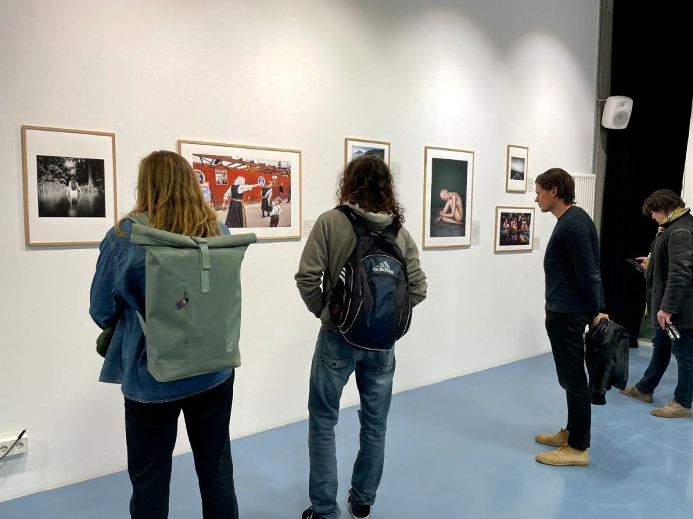 Kunstinteressierte betrachten die Gewinner-Bilder in Kreuzberg