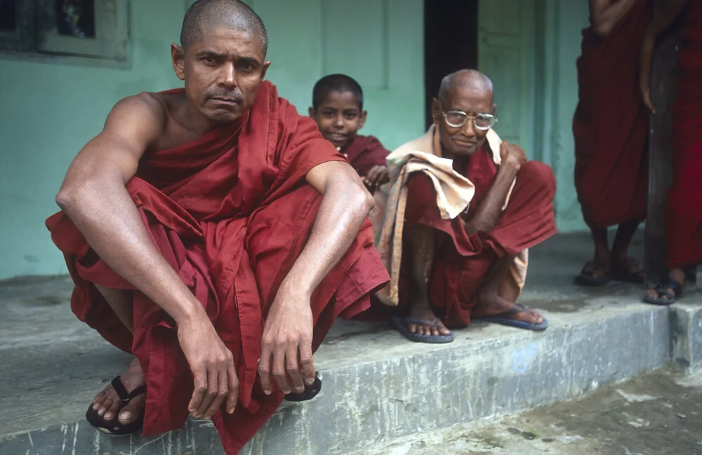 Fotokunst von martin Seeliger - Drei buddhistische Mönche auf einer Türschwelle in Myanmar