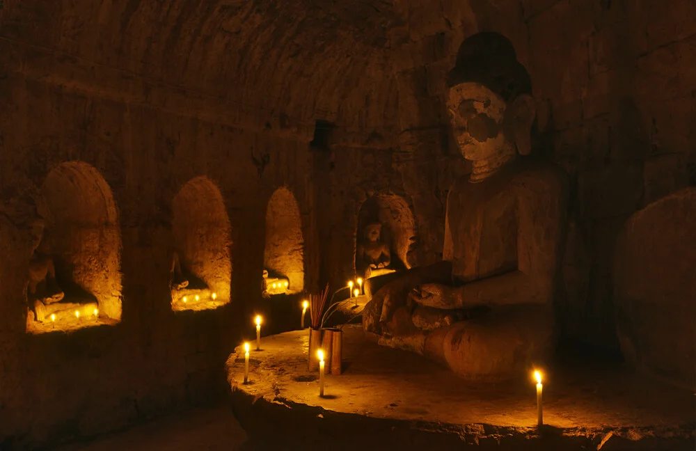 Goldene Buddha-Statue im Innern eines Tempels in Myanmar