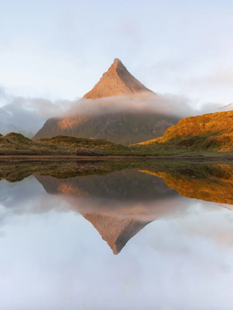 Volandstind in Norwegen – nordische Landschaft im Abendlicht von Reiner Hofer