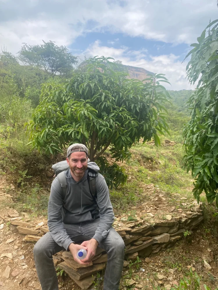 Thomas vor einem 4 Jahre alten Mango Baum in Debre Damo