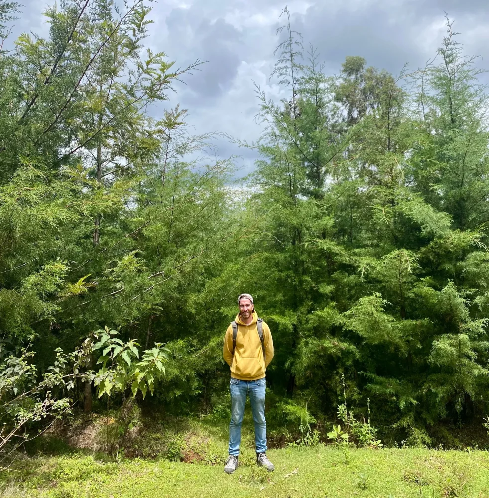 Thomas, Gründer von Photocircle, vor einem 5 Jahre alten Photocircle Wald in Äthiopien