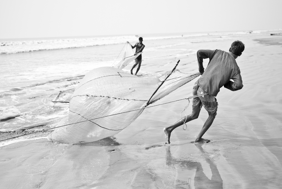 Pescadores pescando larvas de camarón, Bangladesh por Jakob Berr