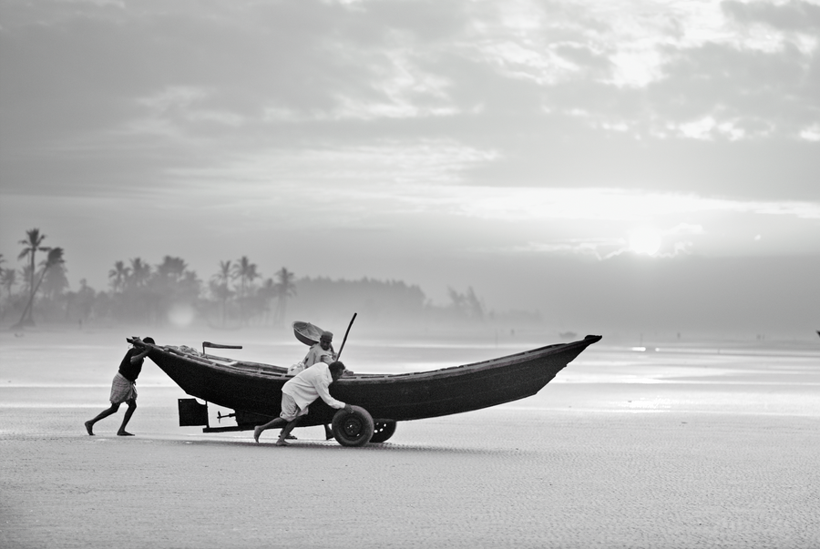 Vissers lanceren hun boot in de ochtend, Bangladesh von Jakob Berr