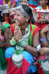 Kamalari Mädchen in traditioneller Kleidung