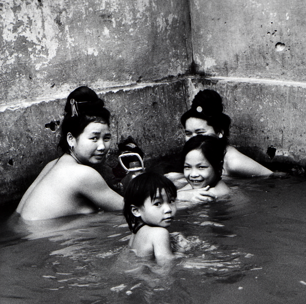 Bathing Thai Family - Son La - Nordwest Vietnam - Asien by SILVA WISCHEROPP