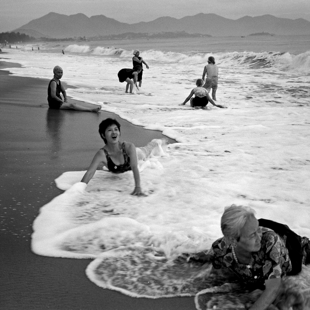 Badende vrouw - Nha Trang Beach - Vietnam door SILVA WISCHEROPP