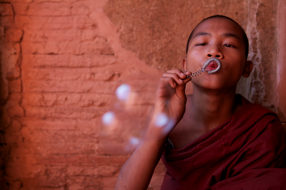Bellenmakende monnik, Myanmar von Christina Feldt