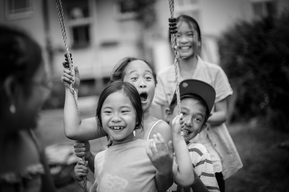 Kinderen haben Spass auf der Schaukel, Vietnam - Fotokunst von Jens Nink