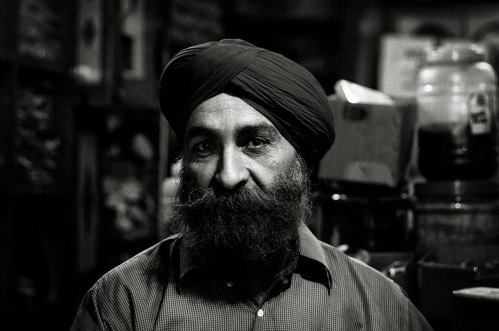 Hombre del té, fotografía de bellas artes de la India por Victoria Knobloch