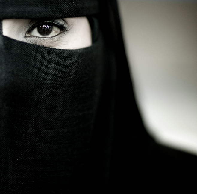Gesluierde vrouw uit Salalah, Oman - Fotokunst von Eric Lafforgue
