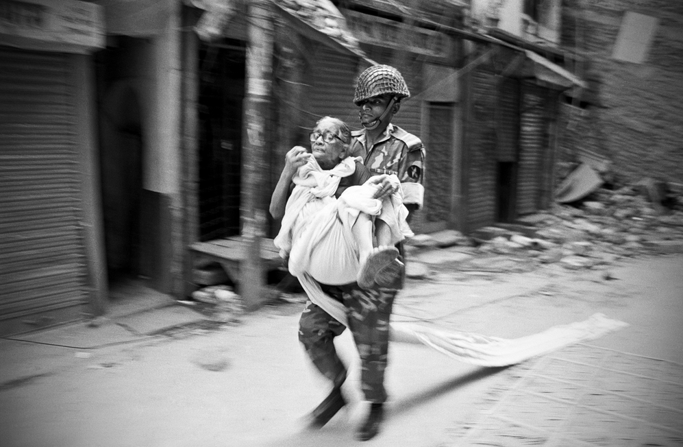 'Soldaat evacueert oude vrouw, Bangladesh' door Jakob Berr