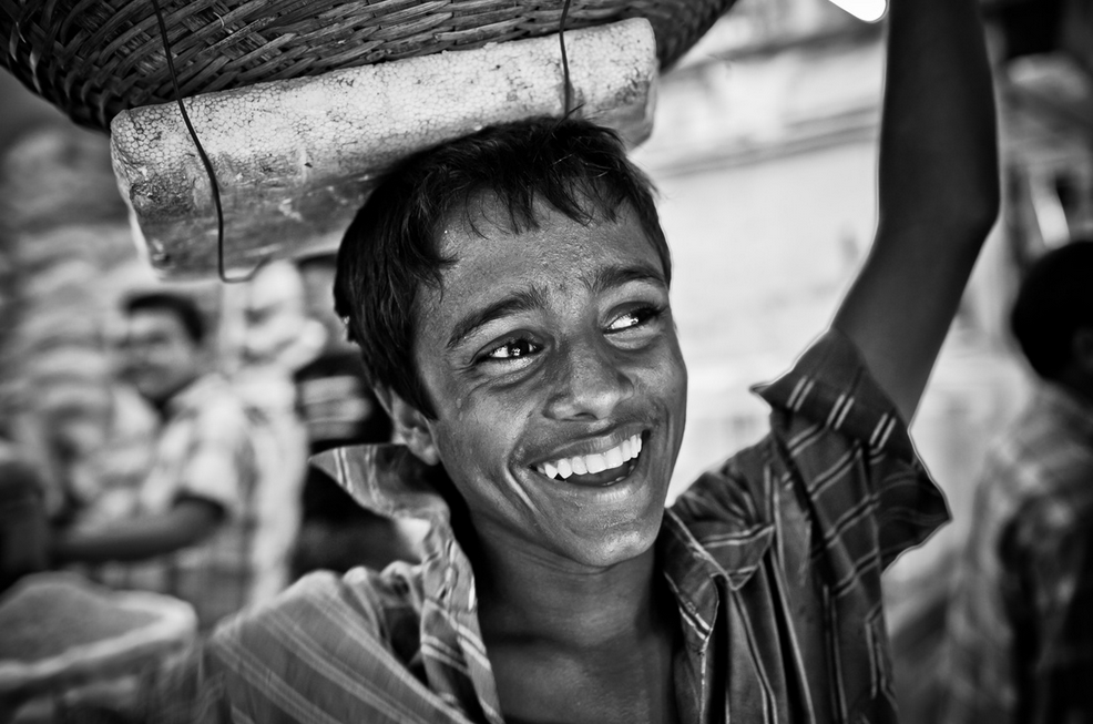 'jongen op de vismarkt van Dhaka' von Cheung Ray