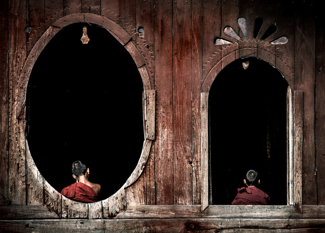 Einblick von Timo Keitel - Novizen an den Fenstern des Shwe Yan Bye Kloster nahe Nyaungshwe