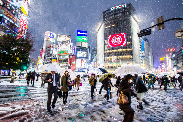Shibuya Crossing, Tokyo in de winter - Fotokunst von Jörg Faißt