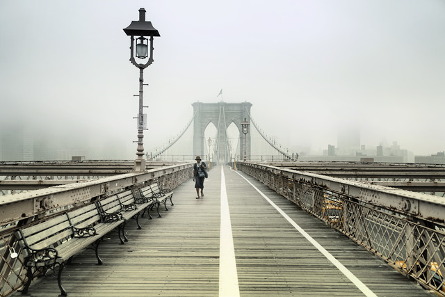 Wandelen over de Brooklyn Bridge - Fotokunst von Rob van Kessel