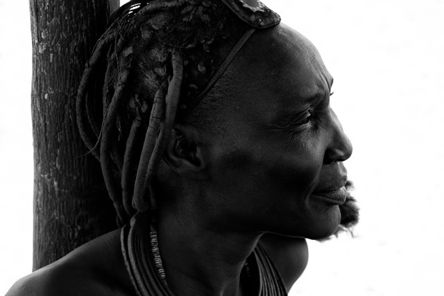 Himba-vrouw door Nicole Cambré
