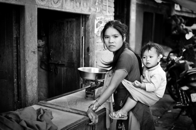 MOTHER AND CHILD SHOPPING IN KATHMANDU von Victoria Knobloch