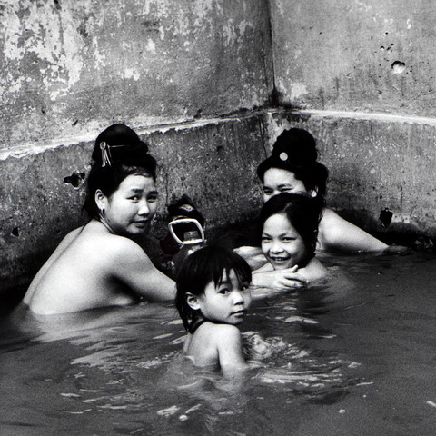 BATHING THAI FAMILY - SON LA - NORDWEST VIETNAM - ASIEN von Silva Wischeropp