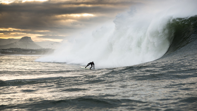 BIG WAVE SURFER KOHL CHRISTENSEN VOR IRLAND door Lars Jacobsen