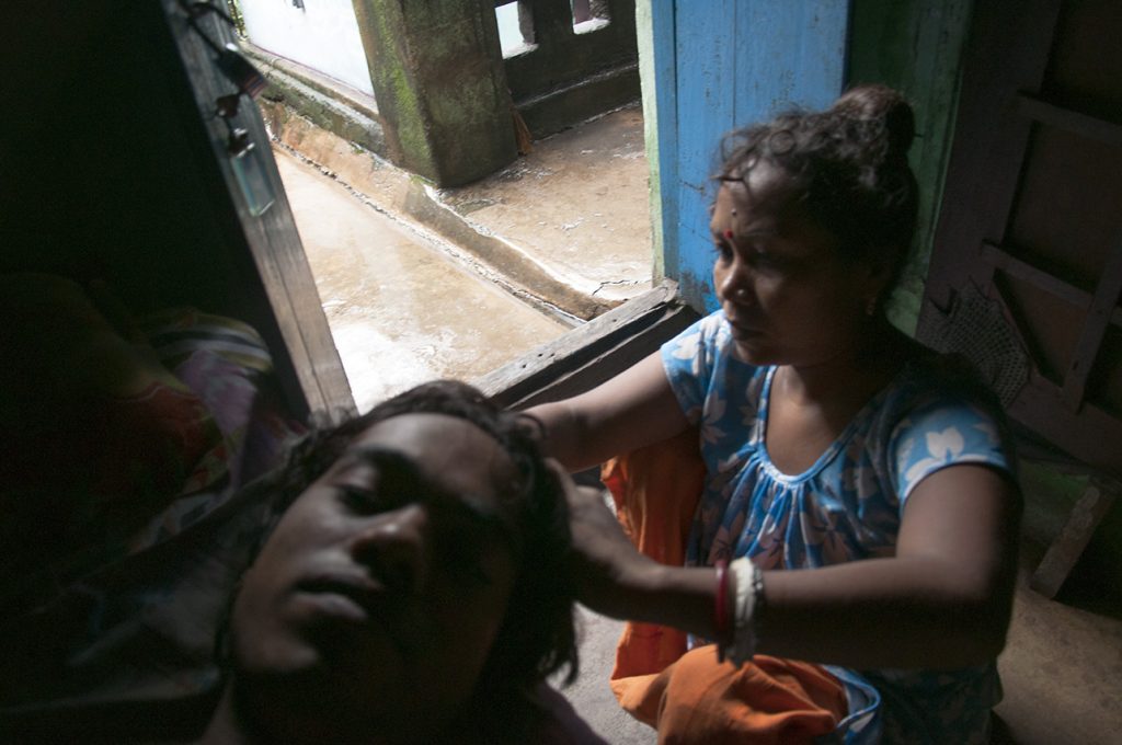 La madre di Sankar, pettinandosi i capelli - parte del progetto in corso "Affrontare i propri"