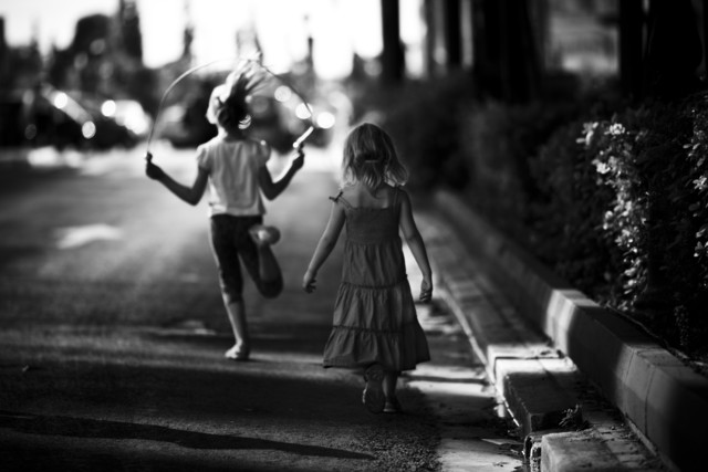 Twee meisjes spelen op straat von Nasos Zovoilis