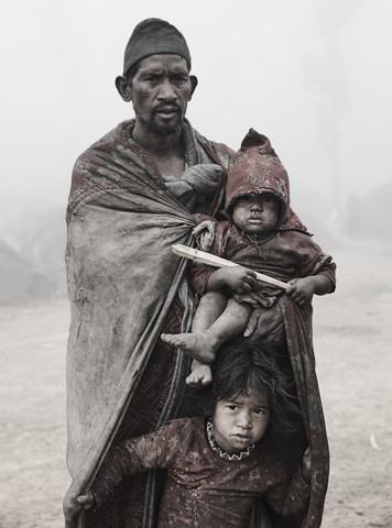 THE LAST HUNTERS-GATHERERS OF THE HIMALAYAS by Jan Møller Hansen