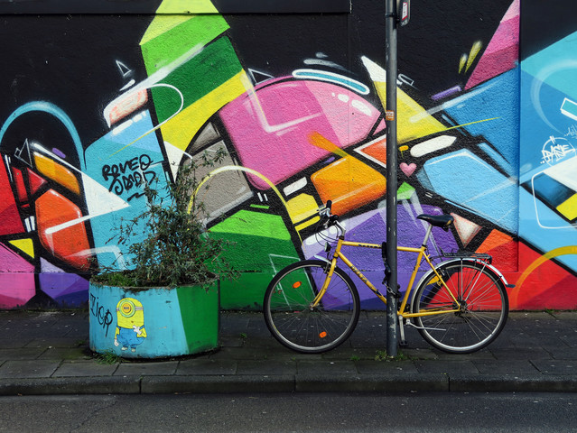 Gele fiets - Straatfotografie door Anuschka Wenzlawski