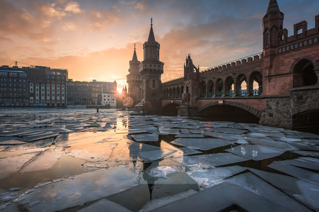 BERLIN - OBERBAUMBRÜCKE LIKE ICE IN THE SUNSHINE von Jean Claude Castor
