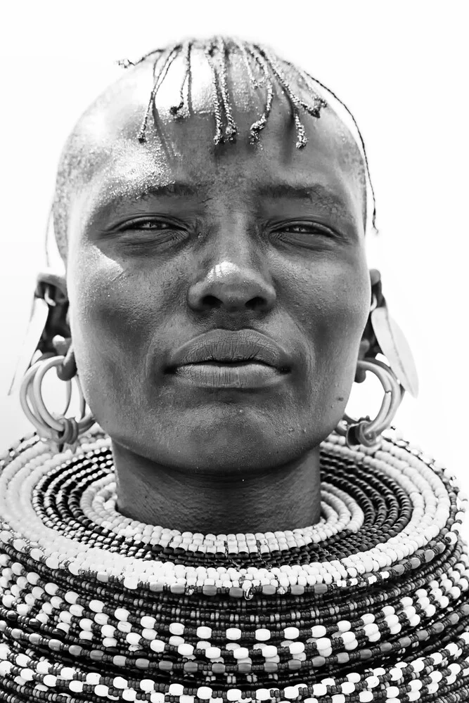 Schwarz-weiß Portrait einer Frau aus Turkana von Nicole Cambré